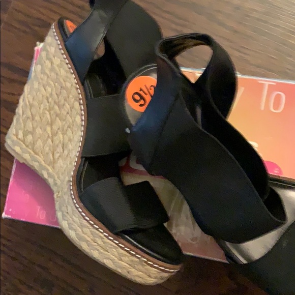 Sandals - Picture 3 of 3